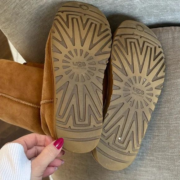 Ugg Classic Shearling Lined Boot in good used condition - Picture 9 of 13